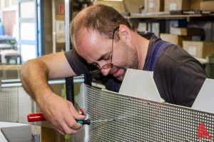 Unter den Händen des erfahrenen Handwerkers Peter Böckelmann entsteht das Objekt. (Foto: th)