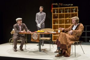 Die Brüder Robert Perlenbacher (Shaun Fitzpatrick, rechts) und Dr. Oswald Perlenbacher (Maximilian Wigger, links) hecken etwas aus. Der Diener Tsun Ge (Timo von der Horst) ist immer dabei. (Foto: Ralf Emmerich)