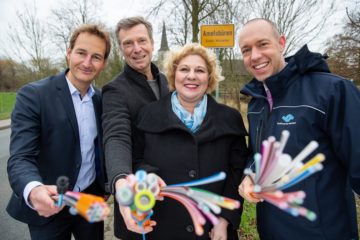 Stadtwerke-Geschäftsführer Sebastian Jurczyk (r.) und Projektleiter Jan Lensing (l.) freuen sich mit Lisa Eymann und Dirk Brameier von der Breitbandinitiative (Mitte) auf den Glasfaserausbau in Amelsbüren. (Foto: Stadtwerke Münster)