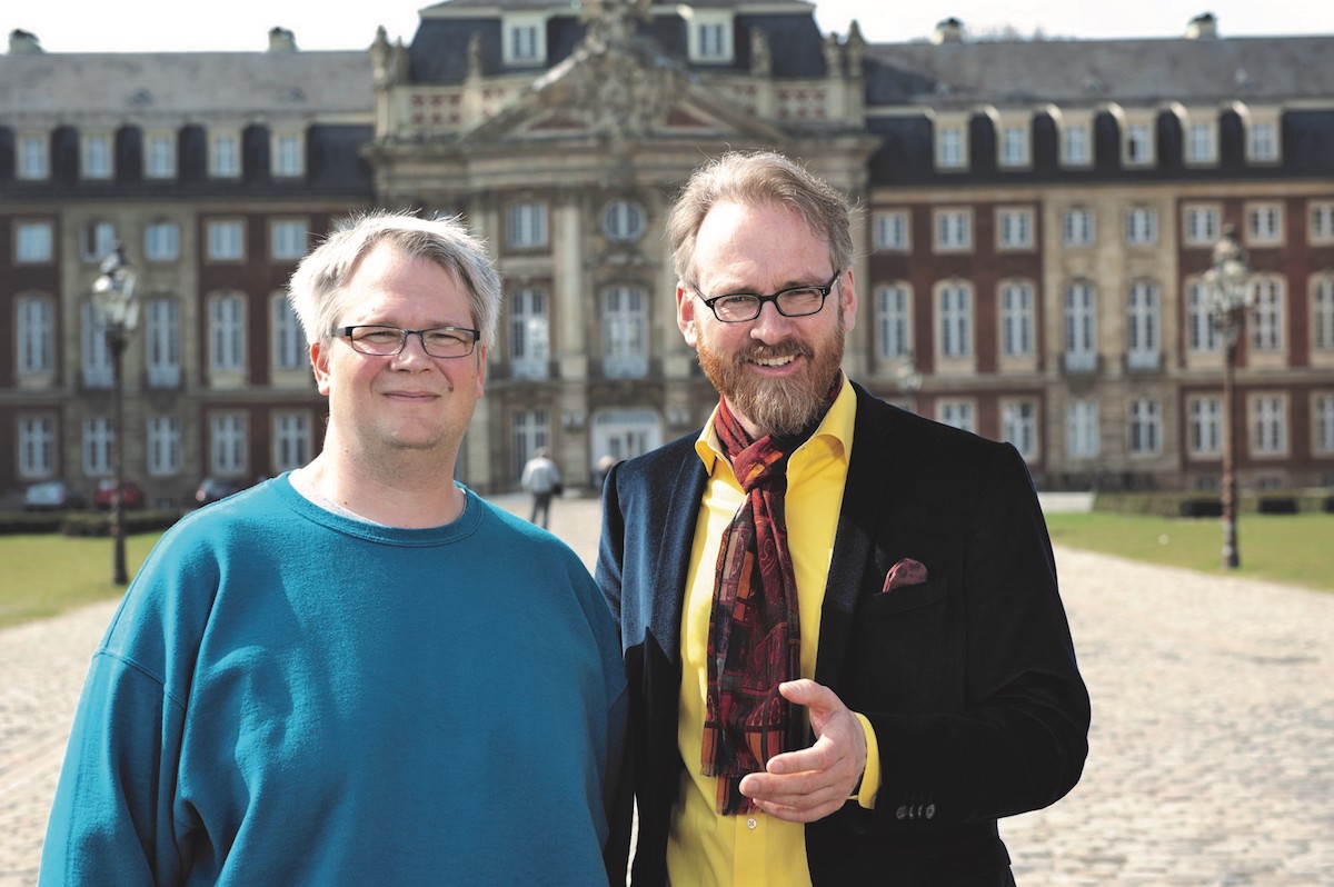 Heiko Werning (li.) und Adam Riese präsentieren ihr Buch "Entdecke Münster". (Foto_ Axel Völcker)