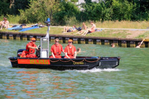 Vor allem in den Sommermonaten sind die Rettungsschwimmer der DLRG auf Patrouille auf dem Kanal unterwegs, um Badeunfälle zu verhinden. (Foto: DLRG Münster)