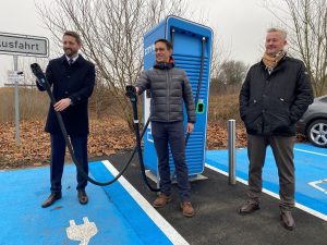 Robin Denstorff (Dezernat für Bauen, Planung, Wirtschaft), Franz Rodler (Projektleitung Citywatt) und Jörg Busboom (GF Ökorenta) freuen sich über den neuen Schnellladepark in der Handorfer Str. 105 (Foto: PM)