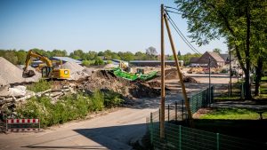 Weil die Versorgung über Strommasten gesichert ist, gehen die Abrissarbeiten auf dem Gelände der ehemaligen York-Kaserne zügig voran. (Foto: Stadtwerke Münster)