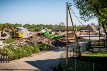 Weil die Versorgung über Strommasten gesichert ist, gehen die Abrissarbeiten auf dem Gelände der ehemaligen York-Kaserne zügig voran. (Foto: Stadtwerke Münster)