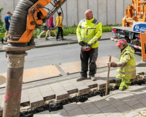 Um Gräben für die Glasfaserkabel besonders schonend auszuheben, kommt an manchen Stellen ein Saugbagger zum Einsatz. (Foto: Stadtwerke Münster)