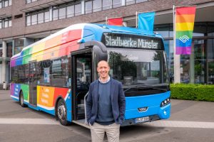 Sebastian Jurczyk stellt den neuen Pride-Bus der Stadtwerke vor. (Foto: Stadtwerke Münster)