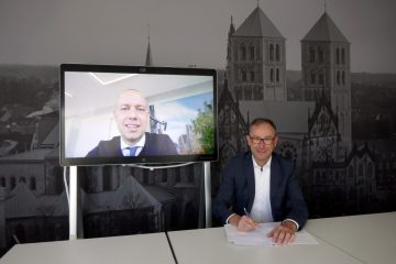 Sebastian Jurczyk (l.) und Bruno Jacobfeuerborn haben eine Zusammenarbeit zum Mobilfunkausbau in Münster vereinbart. (Foto: Stadtwerke)