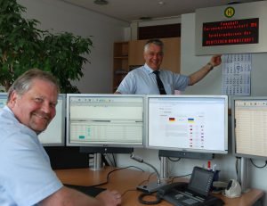 Heinrich Halsband (r.), Leiter der Verkehrsleitstelle, und Jörg Gabrielski testen vorab den EM-Service der Stadtwerke. (Foto: Stadtwerke)