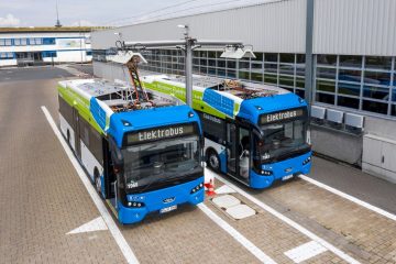 Die beiden neuen Elektrobusse werden an der Ladestation am Busdepot mit Ökostrom geladen. (Foto: Stadtwerke Münster)
