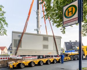 Rund 50 Tonnen wiegt die Ladestation, die nun an der Buswende in Coerde aufgestellt wurde. Hier tanken zukünftig Elektrobusse der Linie 8 Ökostrom. (Foto: Stadtwerke Münster)