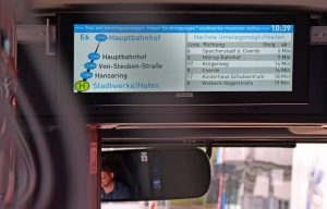 Nächste Umstiegsmöglichkeiten in der Linie E6: So sieht der neue Service der Stadtwerke im Bus aus. (Foto: Stadtwerke)