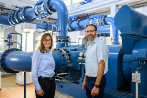 Stadtnetze-Geschäftsführerin Alexandra Rösing und Wasserwerksleiter Dominik Pollok im neu erworbenen Pumpwerk. Mit ihm soll die Trinkwasserversorgung in der Stadt noch sicherer werden. (Foto: Stadtnetze Münster)