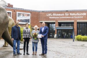 LWL-Direktor Dr. Georg Lunemann (re.) und Museumsleiter Dr. Jan Ole Kriegs überraschten die 300.000 Besucherinnen im Naturkundemuseum Ingrid Neugebauer (2.v.r) und Karin Schulte. (Foto: LWL / Hanna Neander)