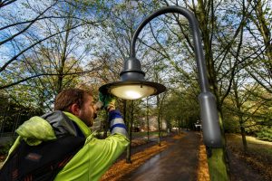 Die neue LED-Beleuchtung spendet helleres Licht auf der Promenade und spart gleichzeitig Energie. (Foto: Stadtwerke/Pressefoto)