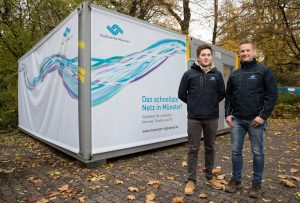 Die Stadtwerke-Bauleiter Dimitri Lissizki (l.) und Gerald Eicker be- antworten Anwohnerfragen zum Bau des Glasfasernetzes im Kreuzviertel. (Foto: Stadtwerke)