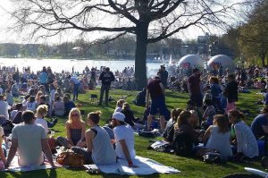 Sobald die Freiluft-Saison begonne hat, wird wieder viel Müll liegen gelassen, wie hier am Aasee. (Foto: Meike Ahlers)