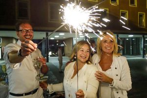 Zum Ende des "White Dinner" in Münster werden Wunderkerzen angezündet. (Foto: Monika Igel)