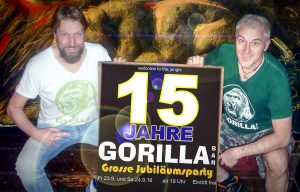 Die Gorilla Bar feiert Jubiläum. Die Betreiber Bernd Redeker (li.) und Reiner Schlag laden zum Geburstagswochenende. (Foto: Gorilla Bar)