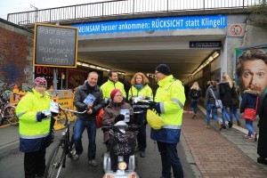 Das Team vom Michael Milde (re.) verteilte Handzettel und Schokolade am Hamburger Tunnels. Radfahrer und Fußgänger ließen sich auf diese Weise gerne für mehr Aufmerksamkeit im Tunnel sensibilisieren. (Foto: Stadt Münster). 