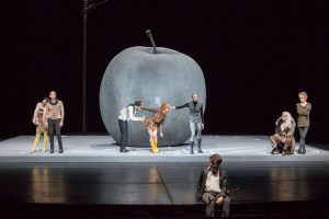 Das Ensemble von Shakespeares Komödie "Wie es euch gefällt" im Theater. (Foto: Oliver Berg)