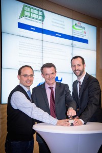 Start frei für die neue Internetplattform für Berufsfelderkundungen (v.l.): Jan-Hendrik Schade (Kreishandwerkerschaft), Klaus Ehling (Schulamtsleiter) und Carsten Taudt (IHK). (Foto: IHK / Maik Grundmann)