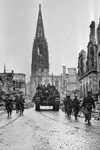 Der Krieg ist vorbei. Britische und amerikanische Soldaten patrouillieren am 4. April 1945 auf dem Prinzipalmarkt. (Foto: Imperial War Museum)