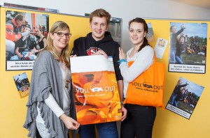 Direkt von der Schule zum Treffen mit Carolin Gilles (l.) und "Voll ist out": Jule I. und Leon I. machen sich für Feiern ohne viel Alkohol stark. (Foto: Stadt Münster)