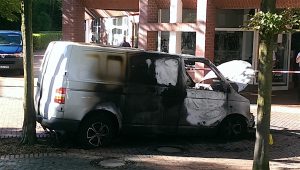 Der ausgebrannte VW Transporter am Tatort. (Foto: Polizei Münster)