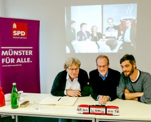 Eine Stadtbahn für Münster wollen (v.l.) Michael Kleyboldt, Dr. Michael Jung und Thomas Fastermann von der SPD-Ratsfraktion ins Rollen bringen. (Foto: Hallo Münster / awi)