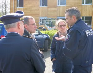 Machten sich vor Ort ein Bild von dem Schaden (v.l.): Feuerwehrchef Benno Fritzen, Ordnungsdezernent Wolfgang Heuer, Sozialdezernentin Cornelia Wilkens und Polizeisprecher Andreas Bode. (Foto: Stadt Münster)