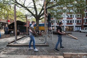 Der Maxi-Sand kommt wieder: Jugendliche von der Stadtteilwerkstatt Nord und von der Jugendwerkstatt bauen den Riesensandkasten auf. (Foto: Stadt Münster / Presseamt)