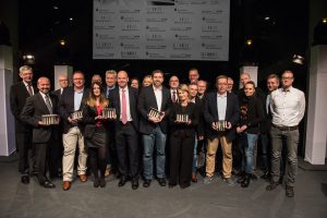 Preisträger, Laudatoren und Jury-Mitglieder genießen den gelungenen Abend der Preisverleihung des Journalistenpreis. (Foto: Arne Pöhnert)