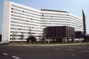 Ein Bild aus alten Zeiten: Das Hochhaus der ehemaligen OFD mit den bereits abgerissenen Pavillons. (Foto: Stadt Münster / Sammlung Stadtarchiv)