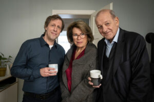 Kaffeepause beim Wilsberg-Dreh für (v.l.) Oliver Korittke, Rita Russek und Leonard Lansink. (Foto: ZDF / Thomas Kost)