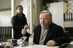 Besprechung im Präsidium: Kommissar Frank Thiel (Axel Prahl, re.) und Prof. Karl-Friedrich Boerne (Jan Josef Liefers).(Foto: WDR / Martin Valentin Menke)