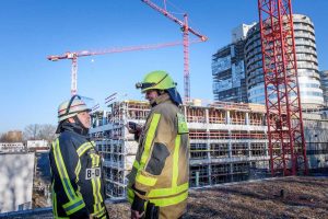 Der Leiter der UKM-Werkfeuerwehr Markus Schwienheer (rechts) und Bernd Voges von der Berufsfeuerwehr Münster hielten per Funk Kontakt zu den Kollegen in luftiger Höhe. (Foto: UKM)