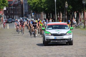 Die Teilnehmer der RennFietsen Tour 2017 auf der Zielgeraden am Schloss. (Foto: Münsterland e.V.)