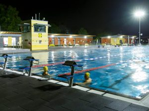 Mit dem Flutlicht-Abschwimmen in der Coburg wurde am Samstag die Freibad-Saison beendet. (Foto: Stadt Münster)