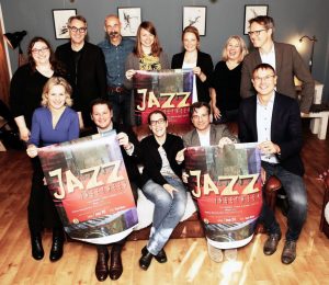 Einen hochkarätigen Konzertabend verspricht "Jazz Inbetween" am 7. Januar. Veranstalter, Künstlerische Leitung und Förderer präsentieren das druckfrische Plakat. (Foto: Presseamt Münster)