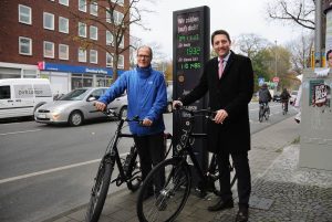 Verkehrsplaner Michael Milde (li.) und Stadtbaurat Robin Denstorff an der Zählstation Hammer Straße. (Foto: Stadt Münster)