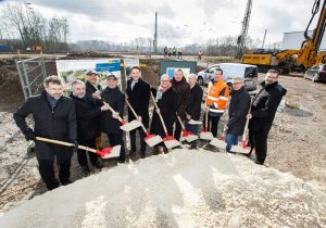 Spatenstich in Mecklenbeck: Vertreter von Stadt, Bezirksregierung, Zweckverband Westfalen-Lippe, Deutsche Bahn und Initiativkreis Bahnübergang Heroldstraße haben die Baustelle „Heroldstraße“ offiziell eröffnet. (Foto: Presseamt Münster)