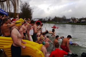 Das neunte Neujahrsschwimmen findet am Neujahrsmittag im Dortmund-Ems-Kanal statt. (Foto: W+F Münster)