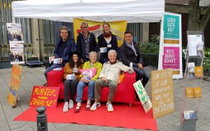 Wer hat ein Zimmer für Studenten frei? Das "Rote Sofa" macht auf die gemeinsame Aktion aufmerksam. (Foto: Stadt Münster)