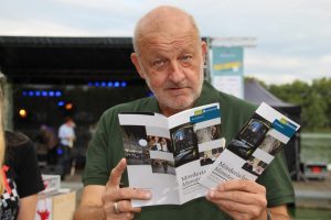 Wilsberg-Schauspieler Leonard Lansink hat sich beim Promi-Kellnern den neuen Krimi-Führer schonmal angesehen. (Foto: Silvia Dupin)