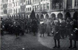 Vor 100 Jahren: Revoltierende Mengen auf dem Prinzipalmarkt am 9. November 1918. Foto: Stadt Münster / Sammlung Stadtarchiv