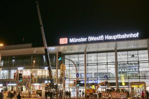 Ein Kranwagen und ein Bagger standen vor dem Hauptbahnhof für die nächtliche Pflanzaktion bereit. (Foto: Presseamt)