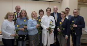 Gelbe Rosen als symbolischer Dank (v.l.): Dr. Dagmar Schwarte (Gesundheitsamt Münster), Heiner Vogt (Stellv. Leiter Amt für Kinder, Jugendliche und Familie, Münster), Jutta Möllers (Ratsmitglied Stadt Münster, Kinder- und Jugendpolitische Sprecherin Bündnis90/Die Grünen), Petra Gittner (Leiterin Jugendamt Emsdetten), Beate Tenhaken (Leiterin Jugendamt Greven), Dr. Anke Hövels (Lt. Oberärztin Geburtshilfe), Priv.-Doz.Dr. Michael Böswald Projektverantwortlicher Chefarzt), Monja Göcke (Babylotsin), Tillmann Fuchs (Sozialdezernent Kreis Steinfurt) und Regionalgeschäftsführer Burkhard Nolte. (Foto: St. Franziskus-Hospital)