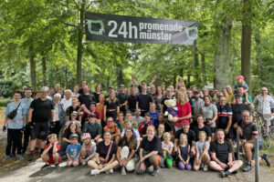 Die 100 Teilnehmenden nach der Abschlussrunde beim 24-Stunden-Fahrradrennen. (Foto: Leo Bisping)
