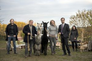 Im neuen Münster-Tatort "Wer du wirklich bist" ermitteln Kommissar Thiel (Axel Prahl, 2.v.l.) und Professor Boerne (Jan Josef Liefers, 2.v.r.) in einer Bauwagen-Kommune. (Foto: WDR / BAVARIA FICTION GmbH / Martin Menke)