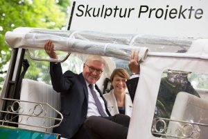 Frank-Walter Steinmeier und seine Frau Elke Büdenbender im E-TukTuk zu Besuch bei den Skulptur Projekten. (Foto: Anne Neier)